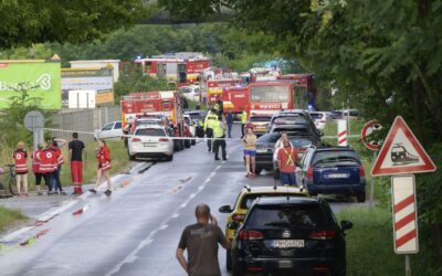 Autóbusz és gyorsvonat ütközött, öten meghaltak