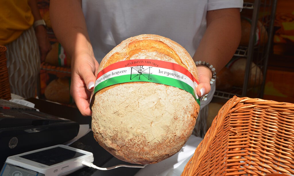 A Szent István-napi kenyér idén a balmazújvárosi Balmaz Sütödéből érkezett, a Nagyapám kenyere burgonyával, nlgyféle lisztből, hagyományos kovászos technológiával készült. Budapest, 2024. augusztus 20. (Fotó: Szappanos Veronika/SZMSZ)