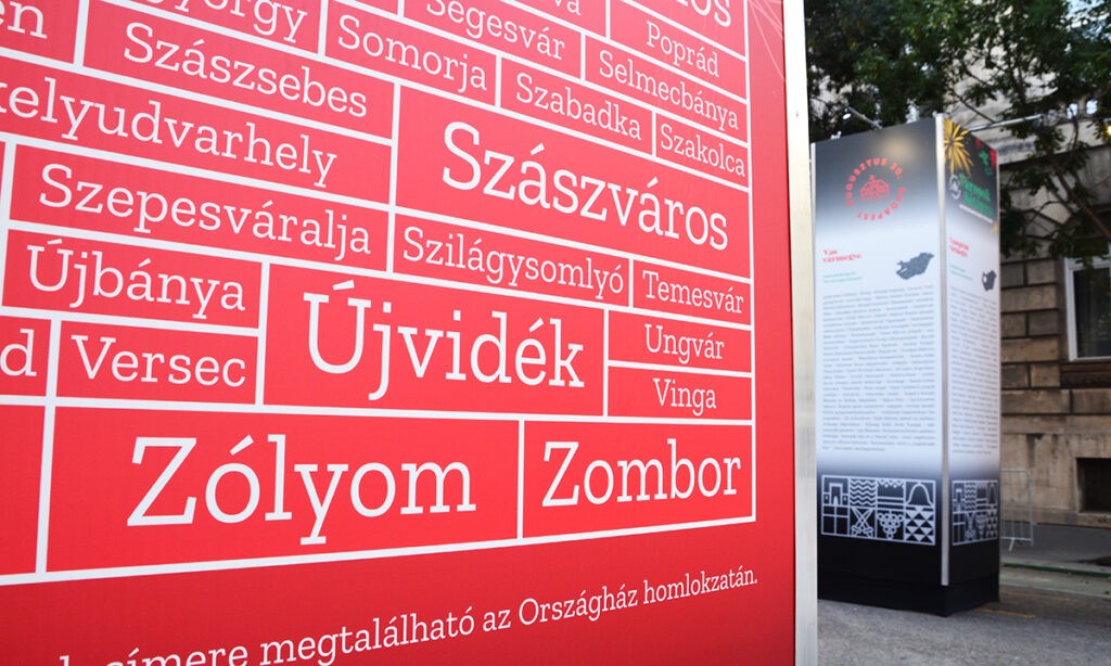 A határon túliak oszlopán azok a települések szerepelnek, amelyek címerei láthatók az Országház homlokzatán. Budapest, 2024. augusztus 20. (Fotó: Szappanos Veronika/SZMSZ)