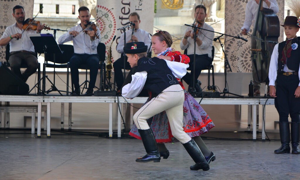 A legifjabbak is járták a csárdást a nemzeti ünnepen. Budapest, 2024. augusztus 20. (Fotó: Szappanos Veronika/SZMSZ)
