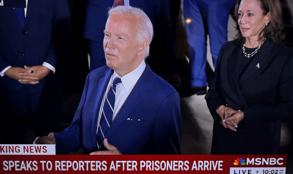 Elnök úr, mit üzen Putyinnak? –Stop!!! Andrews Légitámaszpont Washington közleében. 2024. augusztus 1. (Képernyőfotó)