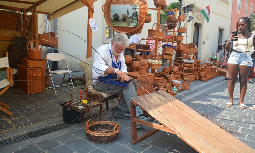 Kosárfonó mester munkában. Budapest, 2024. augusztus 20. (Fotó: Szappanos Veronika/SZMSZ)