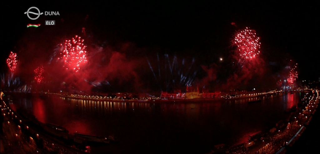A budapesti ünnepi tűzijáték kezdeti percei. 2024. augusztus 20. (Duna TV képernyőfotó)