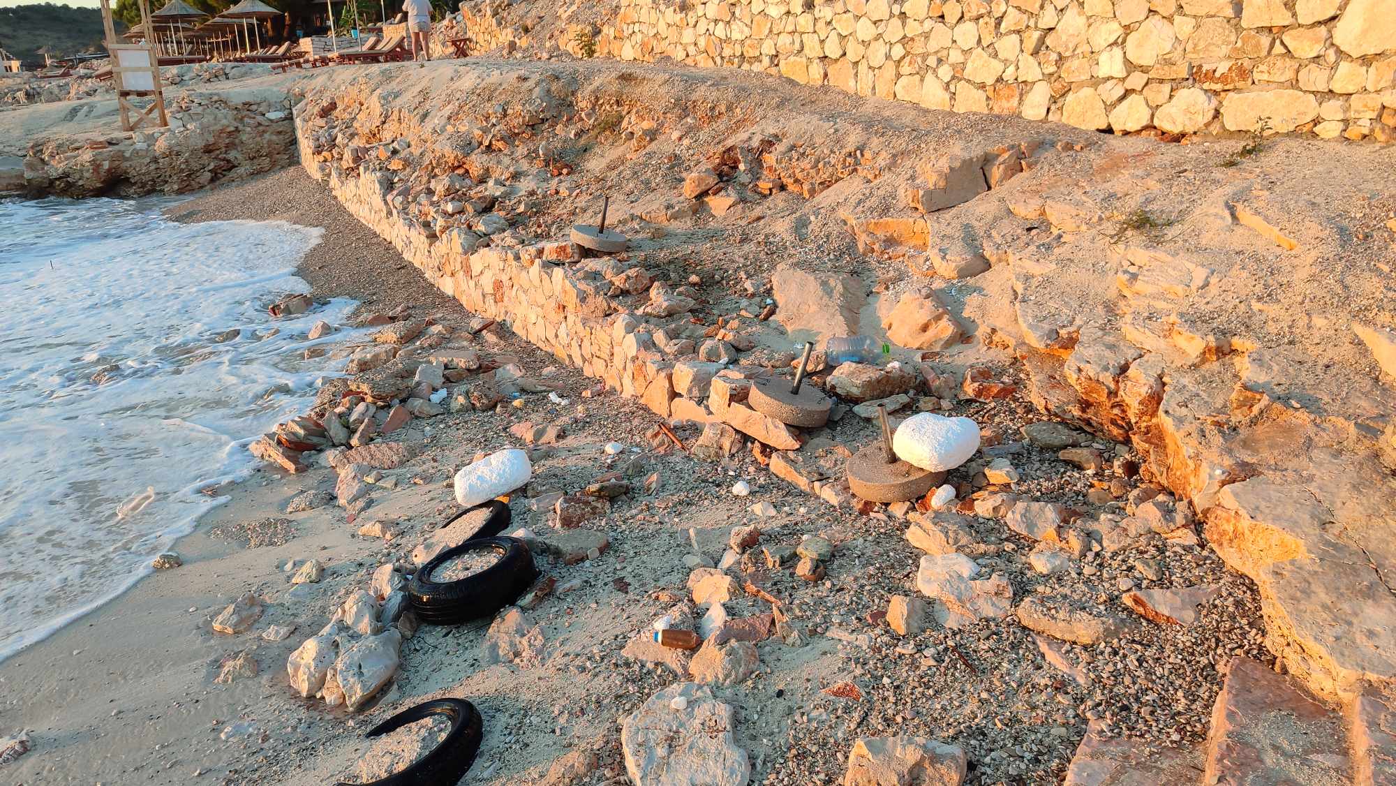 Sok a szemét a parton is