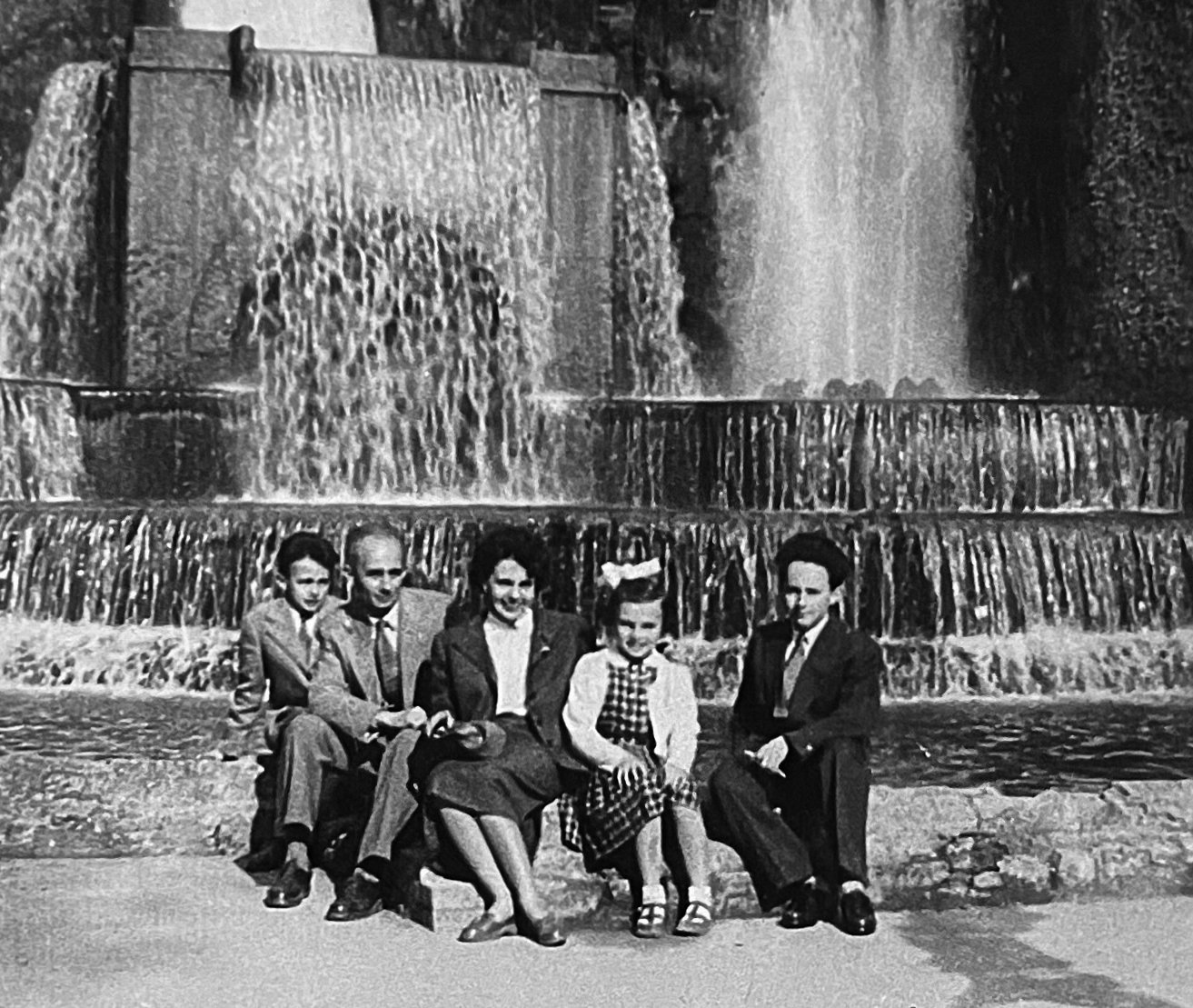 A Barabás család egy szökőkútnál Tivoliban. Forrás: Béla I. Barabás