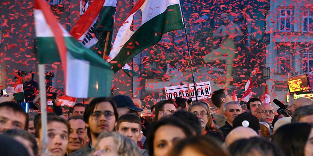 Konfettieső Magyar Péter 1956-os rendezvényén a budapesti Széna téren 2024. október 23-án (Fotó: Szappanos Veronika/SZMSZ)
