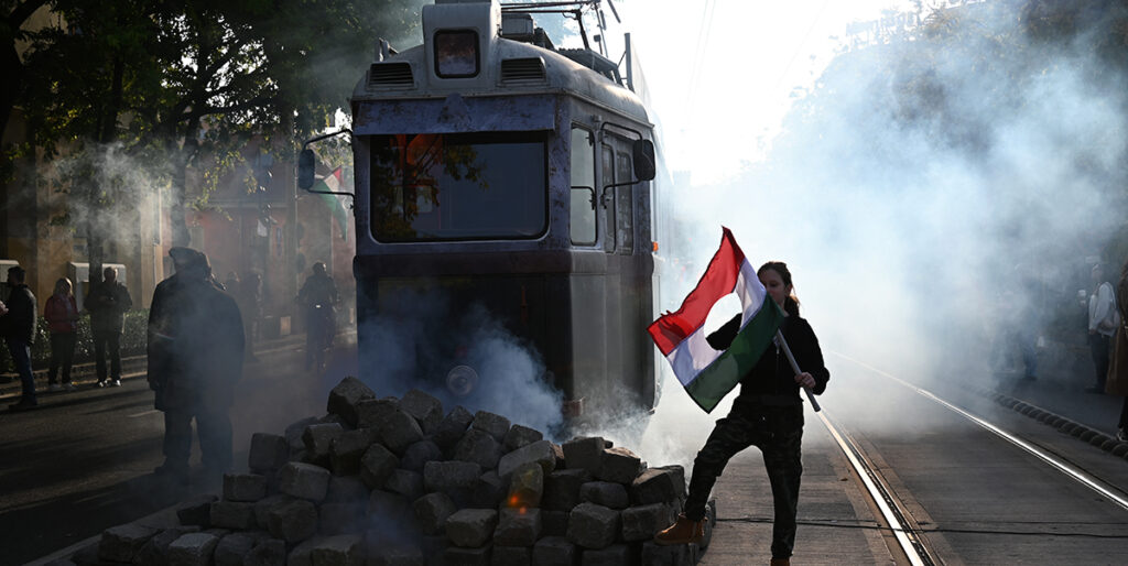 Magyar Péter vonulásos rendezvényének útvonalán füstölgő villamos és barikád is volt a Széna térnél (Fotó: Szapanos Veronika/SZMSZ)