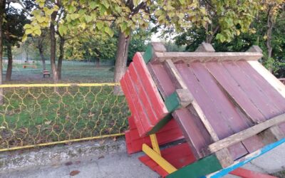 Kitépték a helyéről és kidobták az utcára a játszótér darabjait Szabadkán