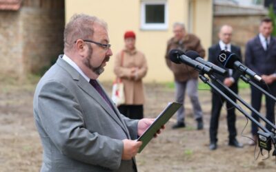 Nemzeti emléknapunkon ki határozza meg, ki koszorúzhat és ki nem?