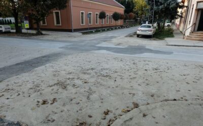 Por és homok a levegőben, törmelék az út mellett