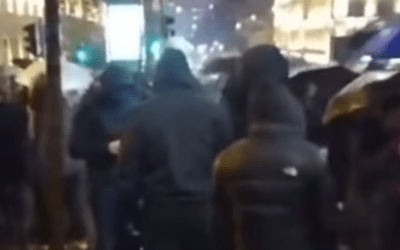 Elzavarták a közéjük vegyülő maszkos, kapucnis fiatalembereket a belgrádi tüntetők (Videó)