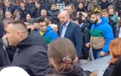 A Karlócai Gimnázium gyászoló diákjait sértegette a haladópárti polgármester (Videó)