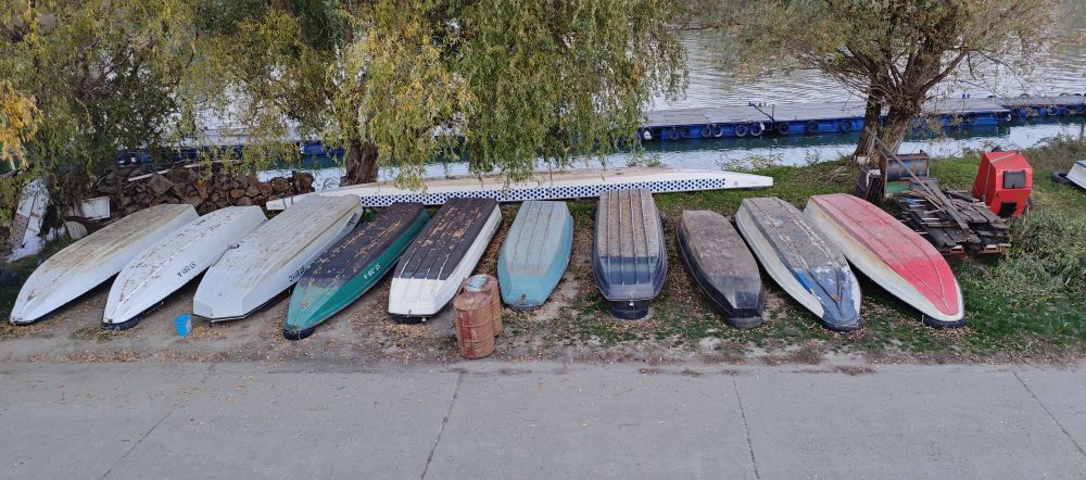 Már a szárazföldön pihennek a csónakok