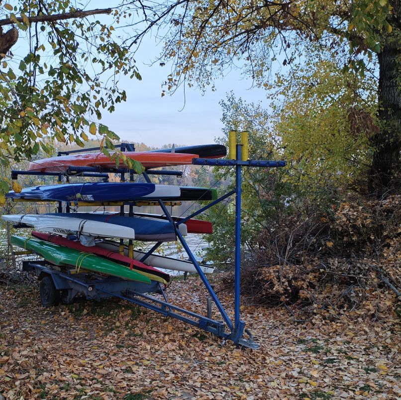 A versenyzők kajakjait egyelőre az utánfutón tartják