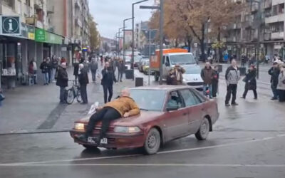 „Elnök úr, képzelje el, hogy az édesapja fekszik a motorháztetőn“ Vučić védelmébe vette a tüntetők közé behajtó autósokat