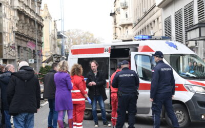 Autó hajtott a gyászolók közé, incidensek voltak országszerte, többen megsérültek (Videó)