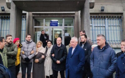 Az ellenzék blokád alá vette a rendőrkapitányság épületét Újvidéken
