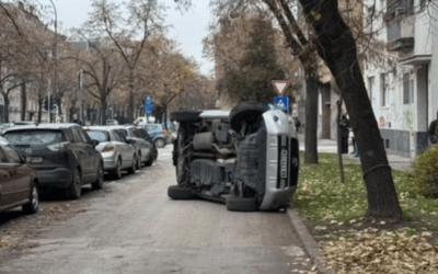 Felborult a nagy sebességgel karambolozó autó, a benne ülők kimásztak és elszöktek