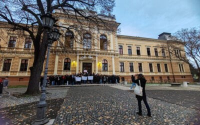 Blokád a Jovan Jovanović Zmaj Gimnáziumban, az igazgató térdre borulva imádkozik az udvaron