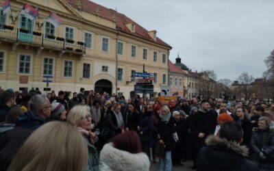 Csendes tömeg a Karlócai Gimnáziumnál és egy üzenet a rezsimnek: Ez így nem mehet tovább!