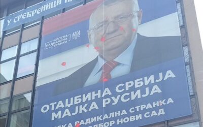 Vörös festéket dobtak Šešelj plakátjára is