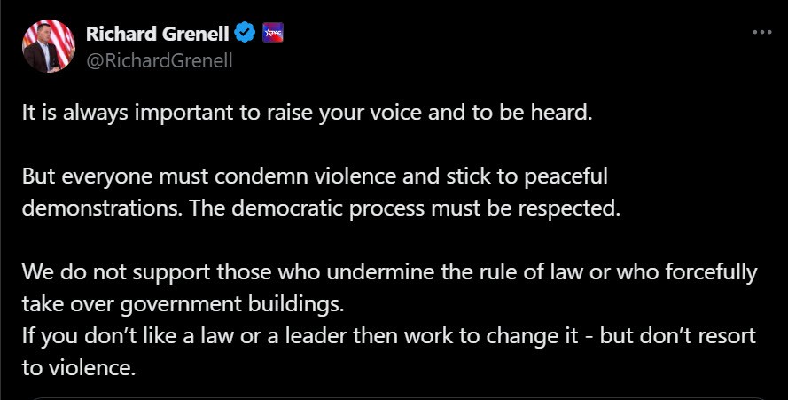 Richard Grennell az X-en a szerb tüntetőknek magyarázza az erőszakmentességet miközben főnökének hódolói erőszakkal foglalták el a Kongresszus épületét (Forrás: Twitter/X)