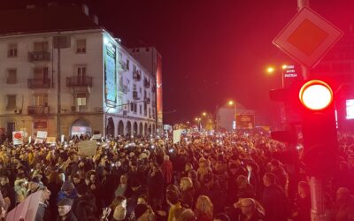Ha most feladjuk, eltaposnak minket, mint a csótányokat! (Galéria) Több ezren tüntettek Szabadkán, a földművesek traktorokkal védték őket