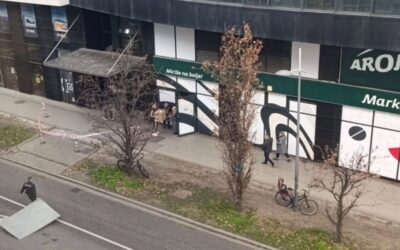 Leszakadt egy elem az újvidéki Aleksandar üzletközpont előtetőjéről (Fotó)