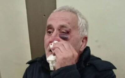 Erőszakellenes plakátokat ragasztott, amikor megverték