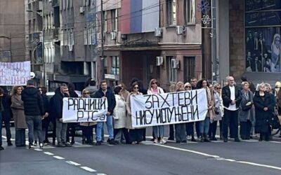 Lezártak egy utcát a Szerbiai Rádió és Televízió dolgozói