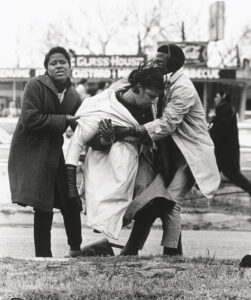 Amelia Boynton polgárjogi aktivista eszméletét veszti a selmai rendőrök brutalitása nyomán. 1965. március 7. (Fotó: Spider Martin/Smithsonian)