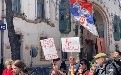 Összefogva tüntetnek a szülők az Oktatási Minisztérium előtt, négy követelésük van