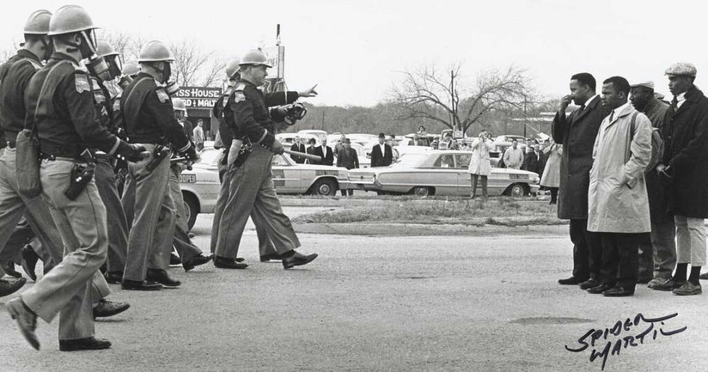 Rendőrök állítják meg a Martin Luther King és John Lewis által vezetett felvonulókat. Véres Vasárnap Selmában, 1965. március 7. (Fotó: Spider Martin/Smithsonian)