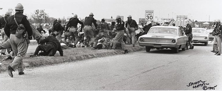 Véres Vasárnap Selmában, 1965. március 7-én: Rendőrök verik a békés tüntetőket (Fotó: Spider Martin/Smithsonian)