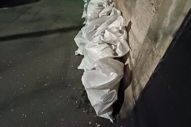Belgrád utcáin kövekkel teli zsákok vannak