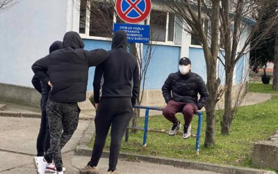 Maszkos, kapucnis fiatalok tartottak ellentüntetést a szabadkai Közgazdasági Karnál