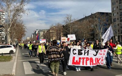 Elindult a tüntető menet Újvidéken Megkezdődött a tüntetés Újvidéken, a városban több helyen is lezárták az utakat