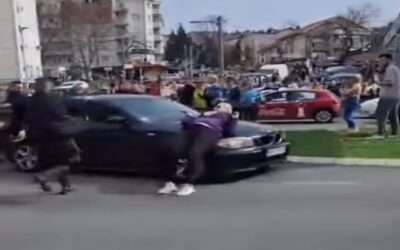 A tömegbe hajtott egy autó Belgrádban, hárman megsérültek
