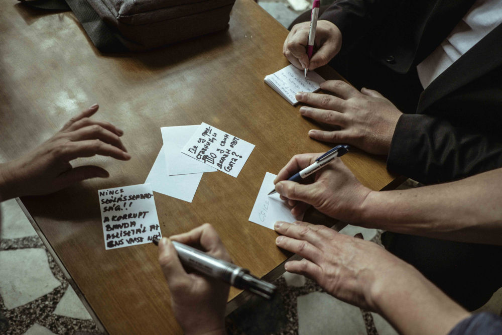 Üzeneteket írnak a polgárok az önkormányzati képviselőknek (Fotó: Mina Delić)