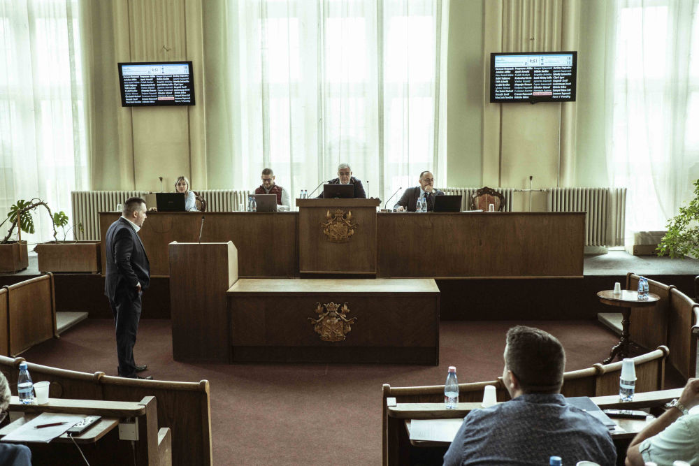 Goran Jovanović (Szerbia Népi Mozgalma) nem akart addig leülni, amíg a polgárokat nem engedik be az ülésre (Fotó: Mina Delić)