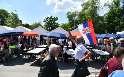 Videón, ahogy Ćacilend idős polgárai napidíjat kapnak