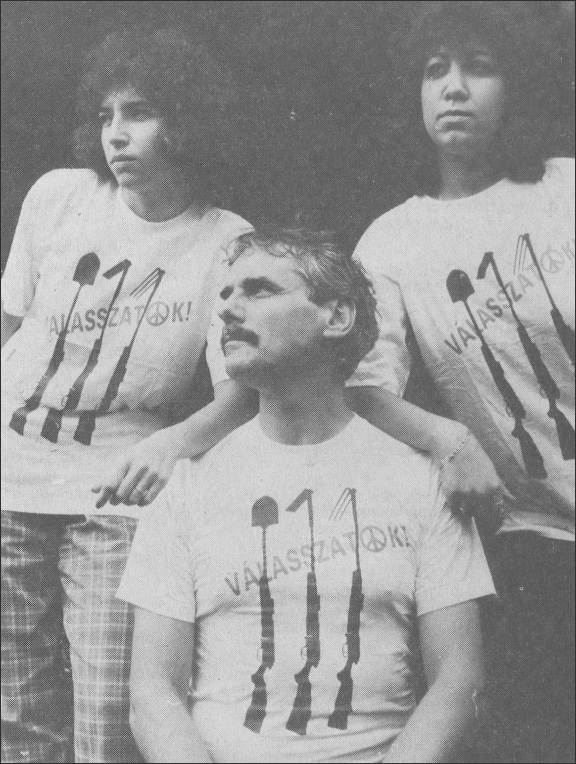 Az 1991. augusztusi topolyai béketüntetésre a pólókat a Családi Kör tervezte és készítette