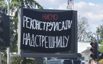 Óriásplakátokon a haladó rezsim botrányos tettei (Fotók)