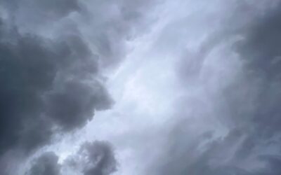 Északon már gyülekeznek a felhők, ekkor érkezik az eső és zivatar