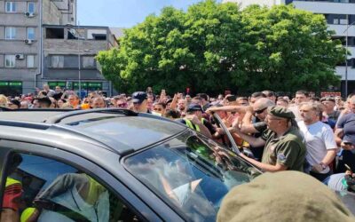 Incidens az újvidéki megemlékező sétán: Egy autó megpróbált áthajtani a tömegen (Videó)