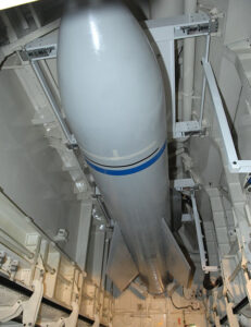 A 13,600 kg-os bunkerbomba egy B2-es szimulátor kioldójában (Fotó: USAF)