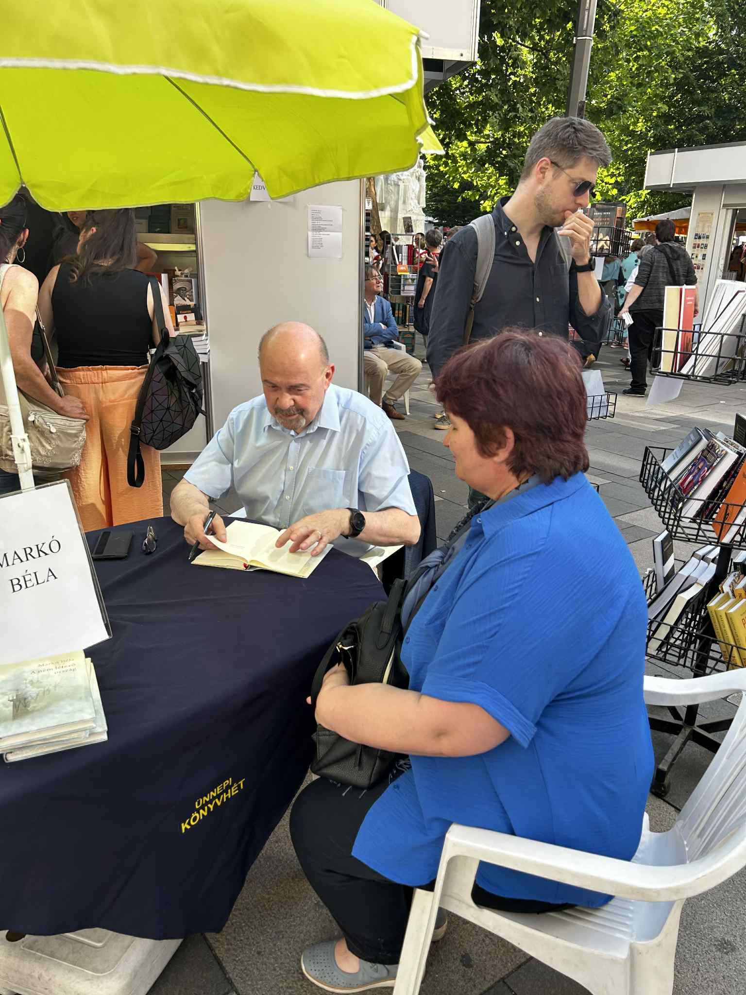 Markó Béla dedikál