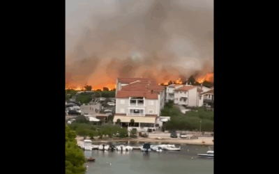 Villámcsapás okozott hatalmas tüzet Dalmáciában (Videó)