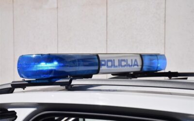 Az egyik autó a kanálisban landolt, a másik a tetején állt meg