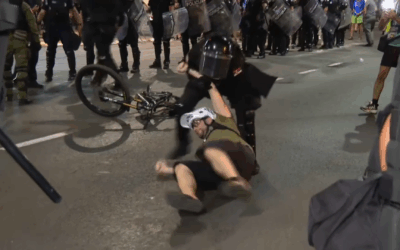 A túlzott rendőri fellépés az erőszak spiráljába taszíthatja Szerbiát